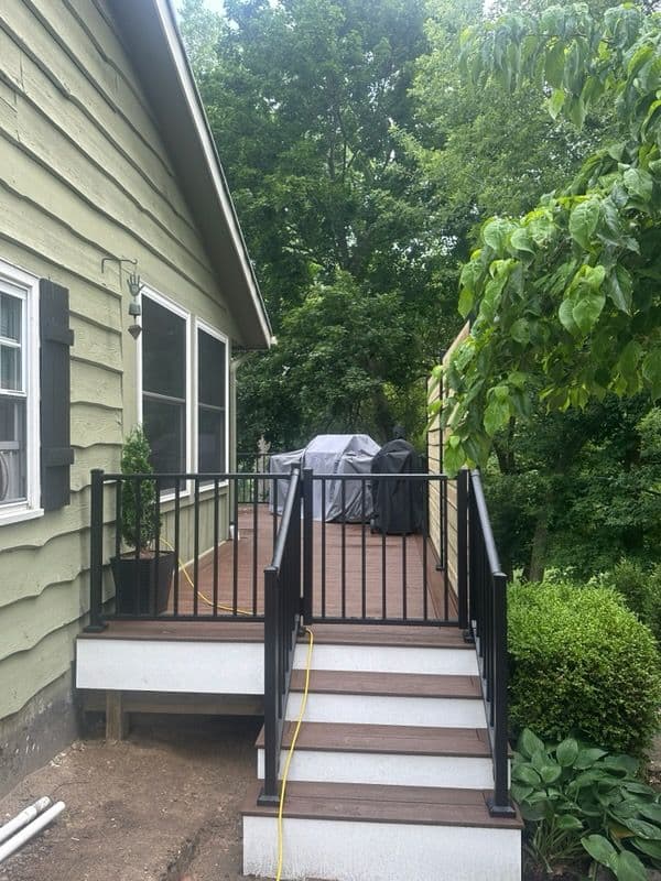 Gallery photos for Stunning Deck Transformation by VIBE Construction: Image #3