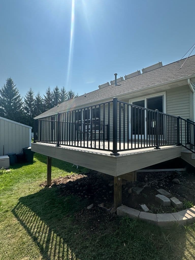 Gallery photos for Charming Trex Deck with Pet-Friendly Features: Image #2